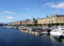 Boote in Stockholm nur 30 Minuten von unserem Ferienhaus in Schweden