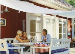 Auf der sonnigen Terrasse unseres Ferienhauses in Schweden bei Stockholm