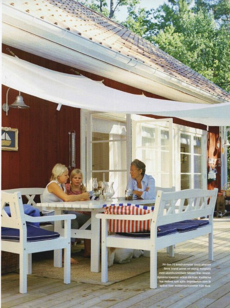 Auf der sonnigen Terrasse unseres Ferienhauses in Schweden bei Stockholm