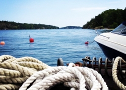 An unserem Bootssteg beim Ferienhaus am Meer vor Stockholm.