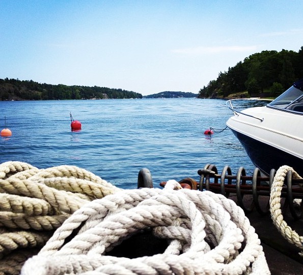 An unserem Bootssteg beim Ferienhaus am Meer vor Stockholm.