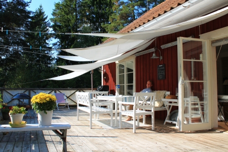 Die Terrasse des Stockholm Ferienhauses in Schweden.